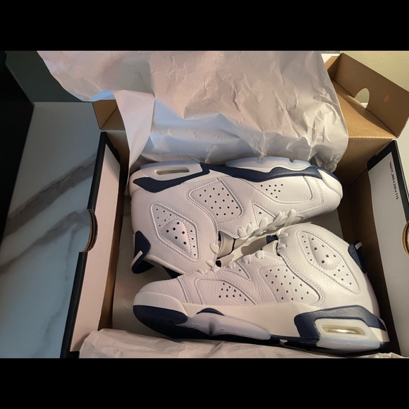 Air Jordan Retro 6 Size 5 (GS)White/Blue